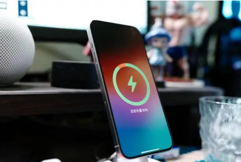 隆阳苹果15换屏服务分享用什么充电器给iPhone15充电更好 
